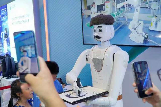 比賽做俯臥撐、揮機械臂畫像,機器人和觀眾頻互動