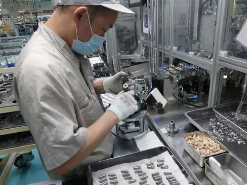 機(jī)器人上崗節(jié)省人力 屏幕上 按鍵 隨時(shí)提產(chǎn) 智能生產(chǎn)線讓東安汽發(fā)如虎添翼